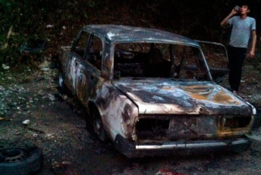 В Новороссийске подростки-вандалы сожгли «семерку» дотла