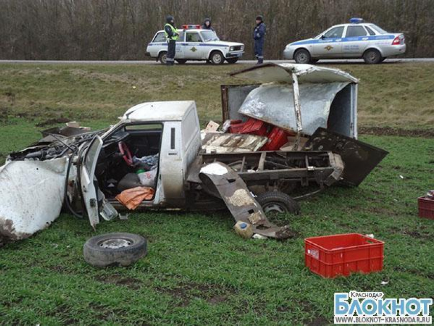На трассе «Краснодар-Ейск» опрокинулся автомобиль: один пострадавший