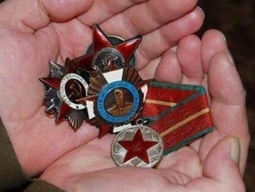 В Краснодаре женщина украла награды времен Великой Отечественной войны 