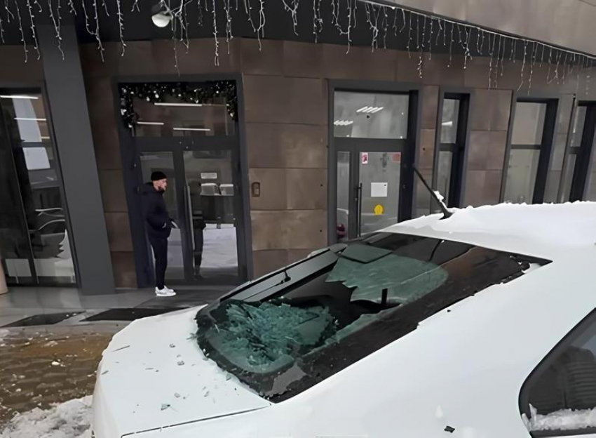 Ломают авто и пугают прохожих: опасность нависает с крыш домов Краснодара