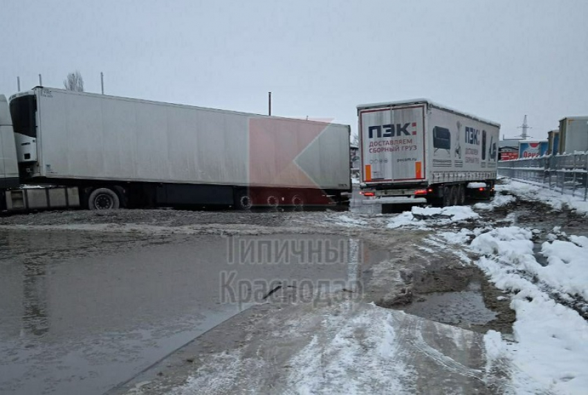 Автобус и фуры попали в ловушку на дорогах Краснодара