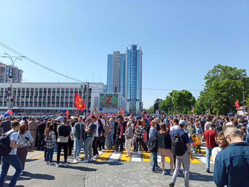 В Краснодаре возле рамок с металлоискателями образовались огромные очереди из желающих посмотреть военный парад