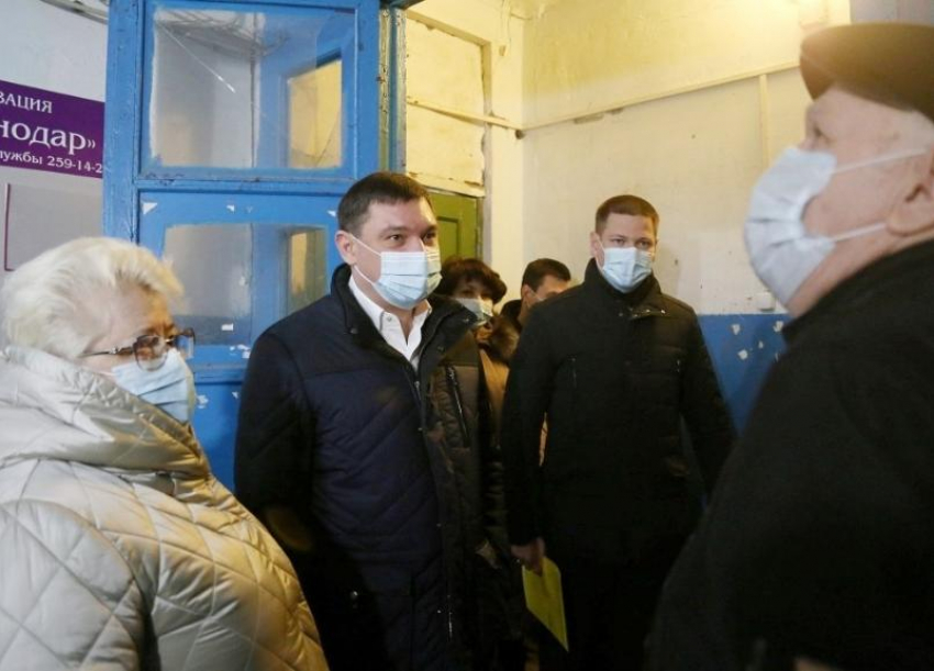 «Никого не предупредили заранее», - жильцы аварийного общежития на Старокубанской о приезде мэра Краснодара