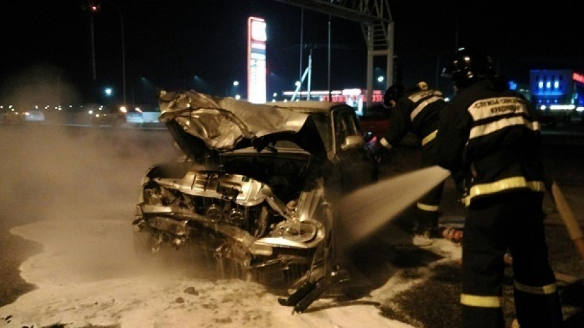 На парковке краснодарского ТЦ после аварии сгорела «Волга» 