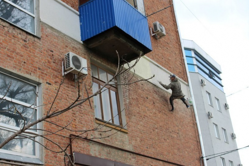  В Центральном округе Краснодара ремонтируют фасады двух домов 