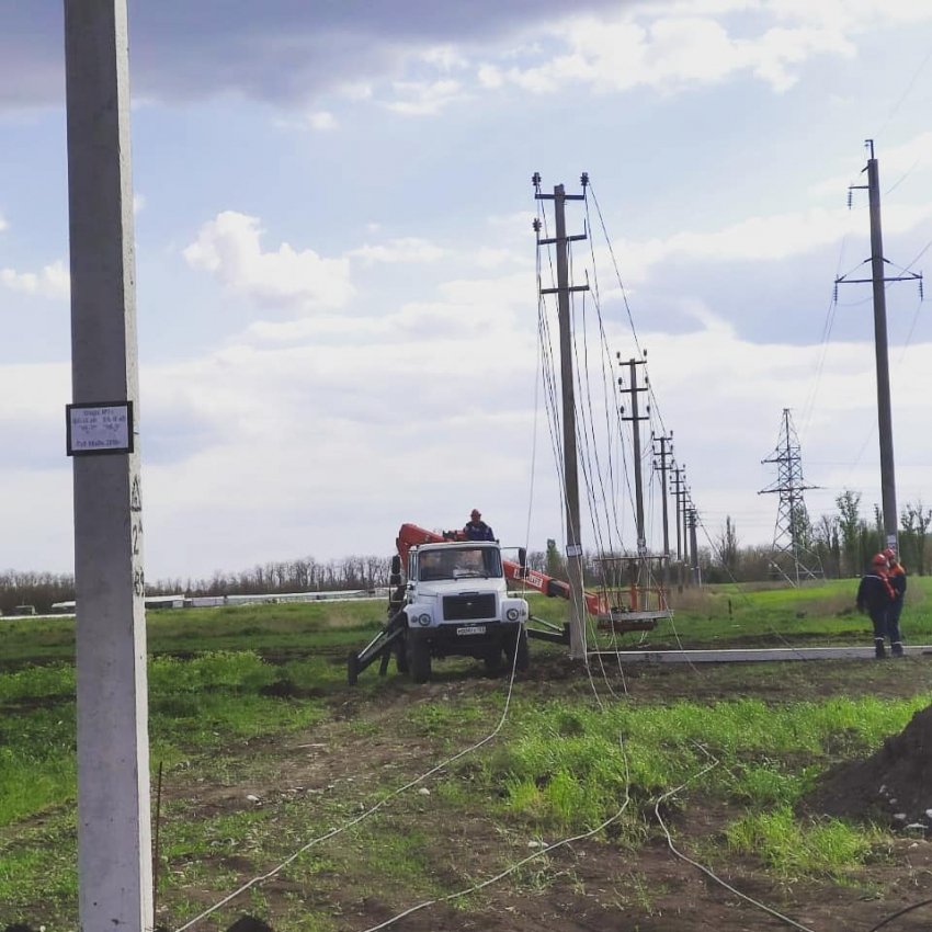 Три опоры. Оборванные провода на столбе. Машина сбила опору ЛЭП. Россети Динской район.