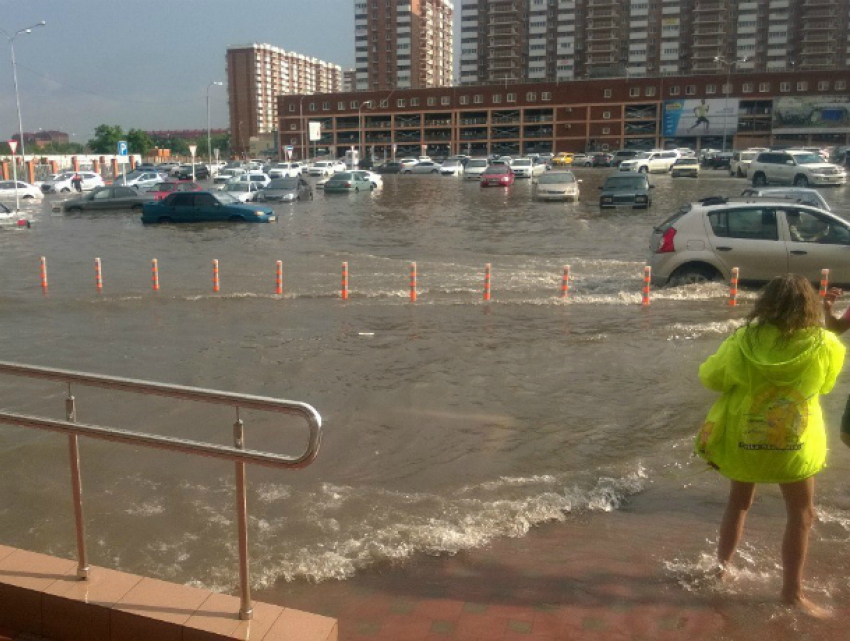 Мэрия Краснодара пытается предотвратить жуткие потопы улиц после дождей