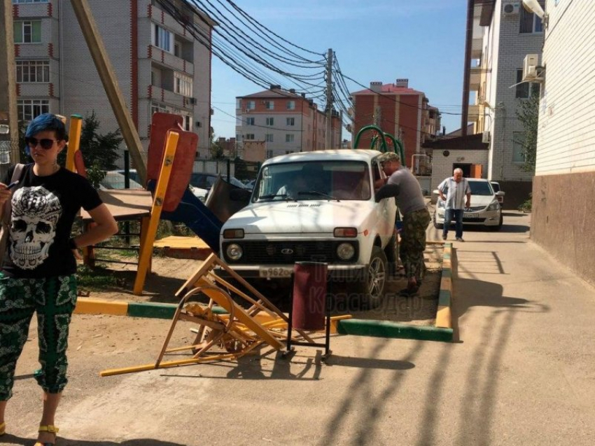 Пьяный водитель на машине в Краснодаре вылетел на детскую площадку 