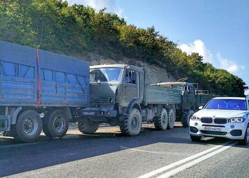Под Новороссийском четыре военных грузовика попали в ДТП