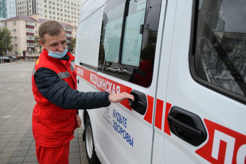 Больницам Краснодара и Кубани передали семь машин скорой помощи