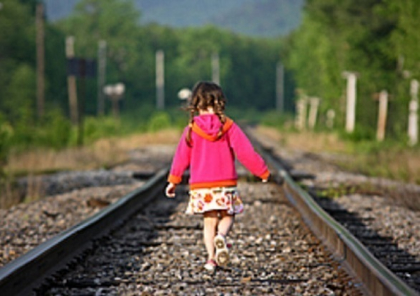 В Краснодаре на железной дороге нашли 6-летнюю девочку, ушедшую от пьяной матери 