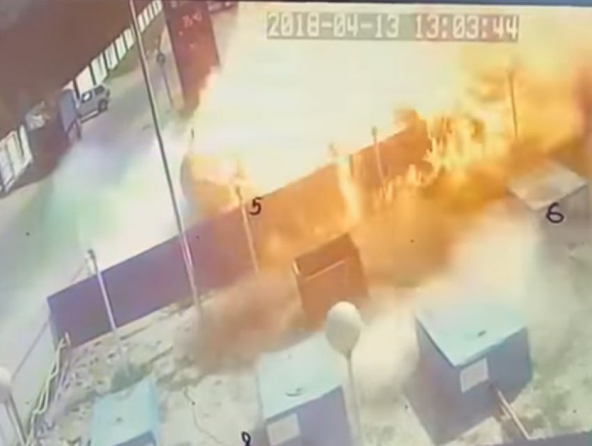  Показали взрыв после столкновения грузовика и цистерн газа на АЗС в Новороссийске 