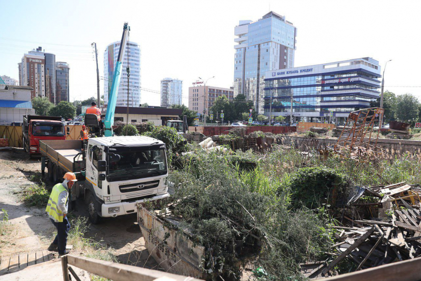«Спустя десятилетия на стройплощадку вышли рабочие»: в Краснодаре начали достраивать старейший долгострой ЖК «Кларисса»
