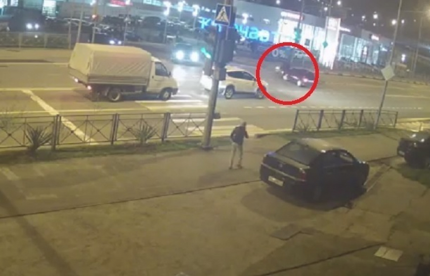 «Мотосезон открыт»: в Сочи на видео попало столкновение легковушки  и мотоцикла