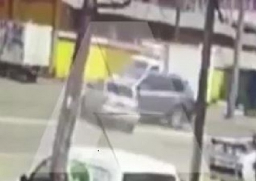 Врачи борются за жизнь автоледи, пострадавшей в Армавире