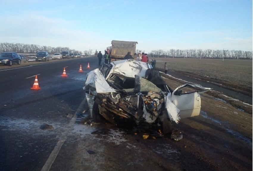 В Тихорецком районе грузовик раздавил легковушку 