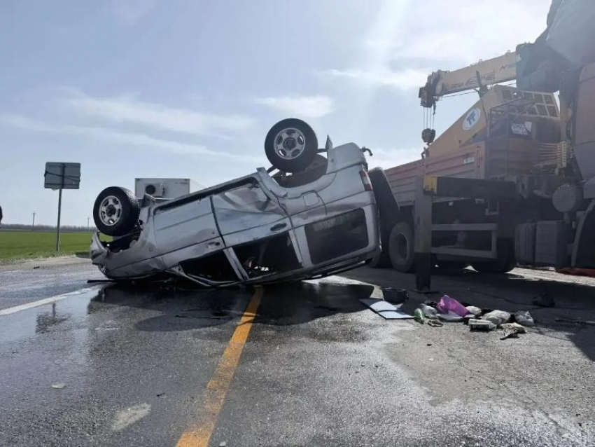 Трое детей пострадали в жестоком ДТП с перевертышем в Краснодарском крае  