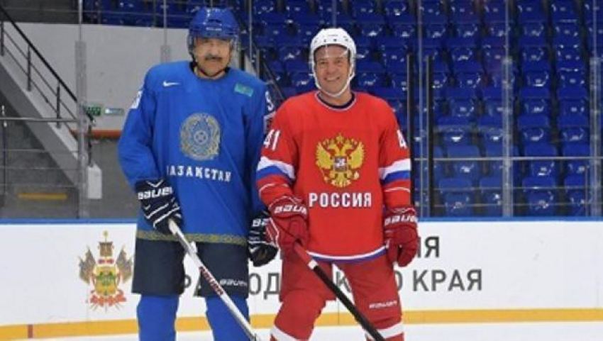 Дмитрий Медведев и Карим Масимов сыграли в хоккей в Сочи