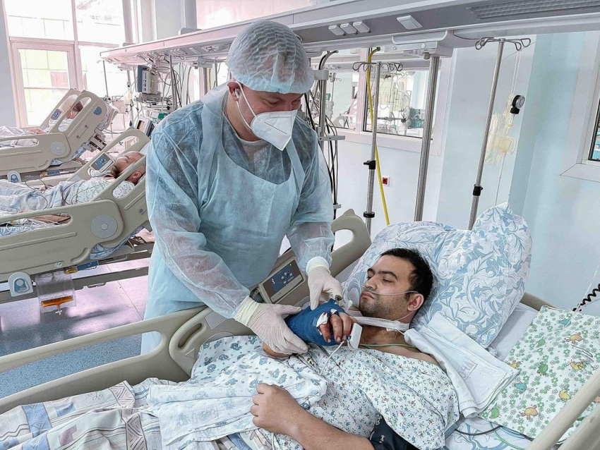 Хирурги в Краснодаре пришили 33-летнему мужчине отрезанную кисть