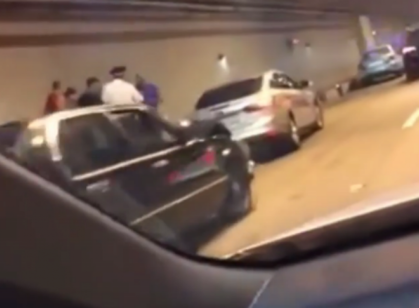  Девять машин столкнулись в сочинском тоннеле 