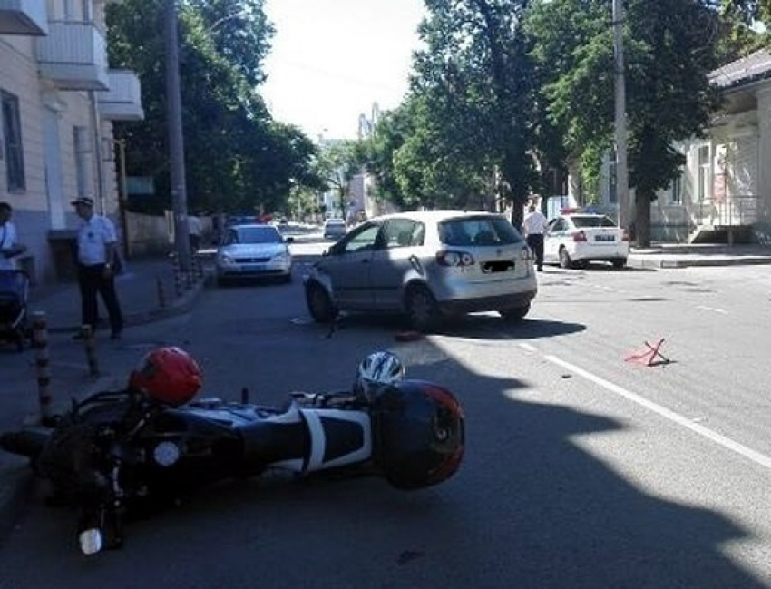 В Краснодаре парень с девушкой разбились на мотоцикле 