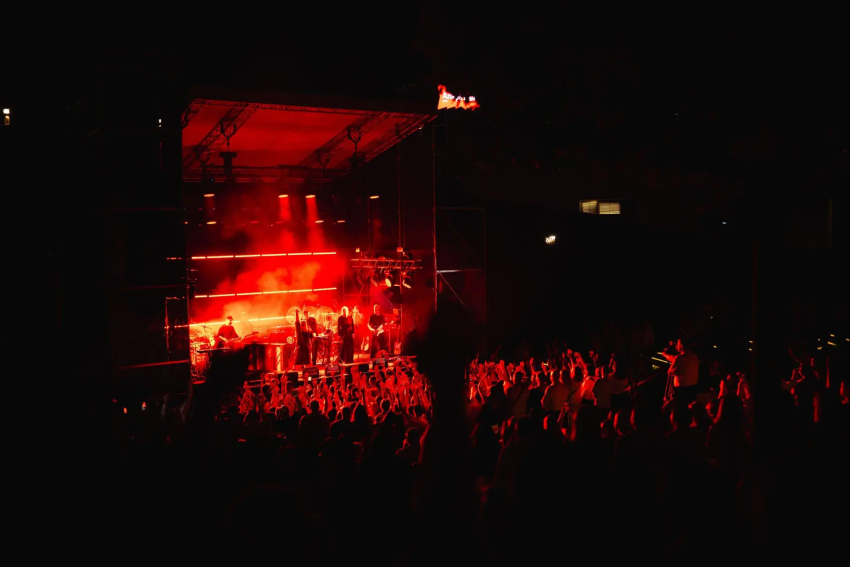 Танцующие аватары и Антон Беляев в двух шагах: репортаж с фестиваля Roof Live в Краснодаре