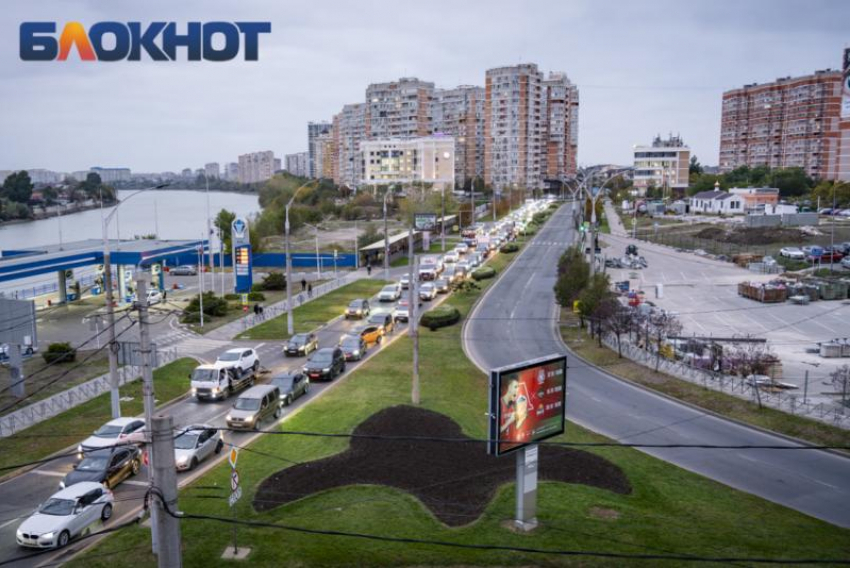 Краснодарцы часами стоят в пробках из-за дождя в час пик