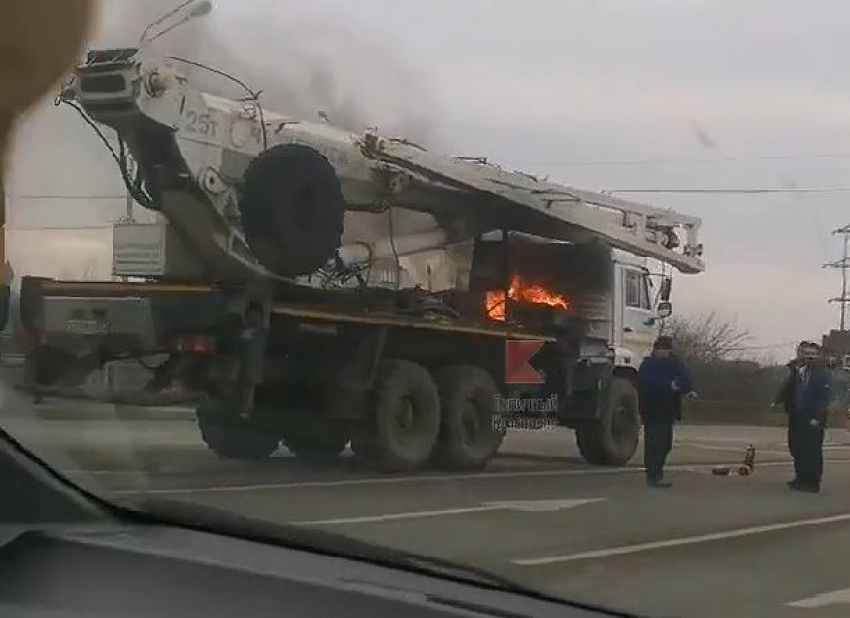 Автокран сгорел на Ростовском шоссе в Краснодаре