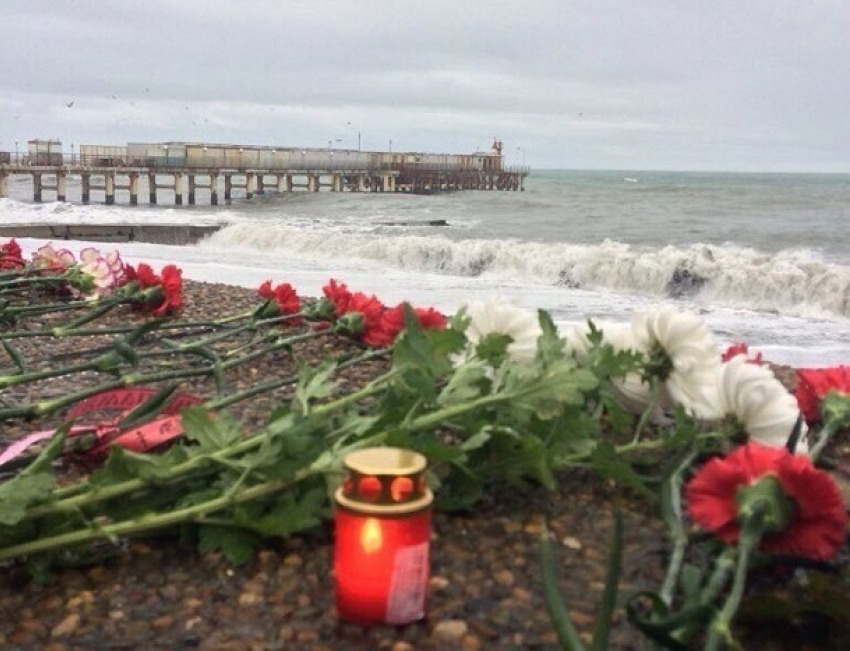 К месту гибели пассажиров ТУ-154 под Сочи несут цветы
