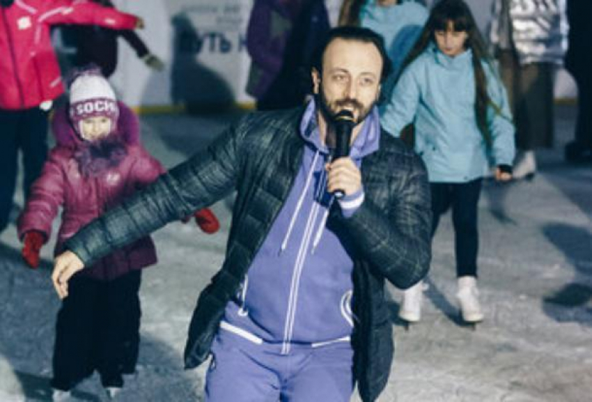 Илья Авербух провел мастер-класс по фигурному катанию на открытом катке в Сочи