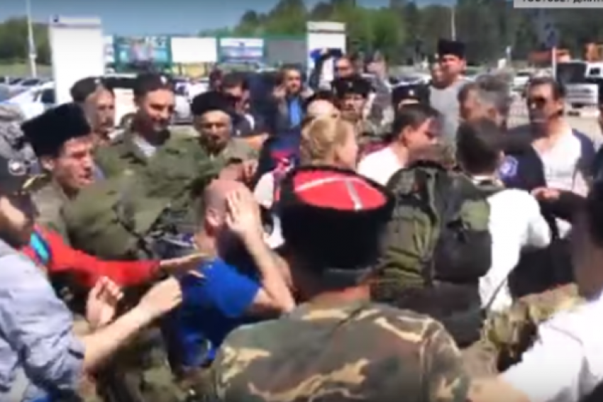 Краснодарской полиции запретили комментировать нападение на Навального