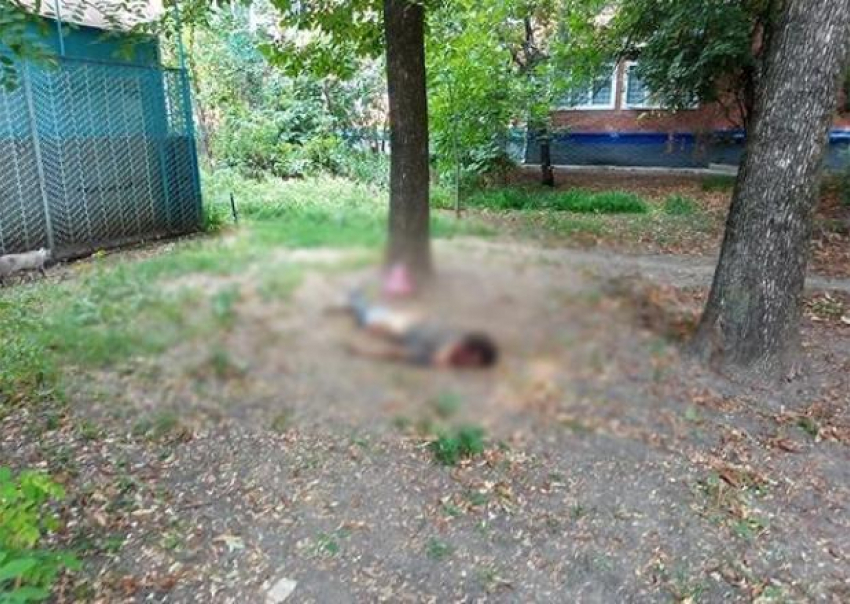 Тело мужчины рядом с жилым домом нашли в Краснодаре
