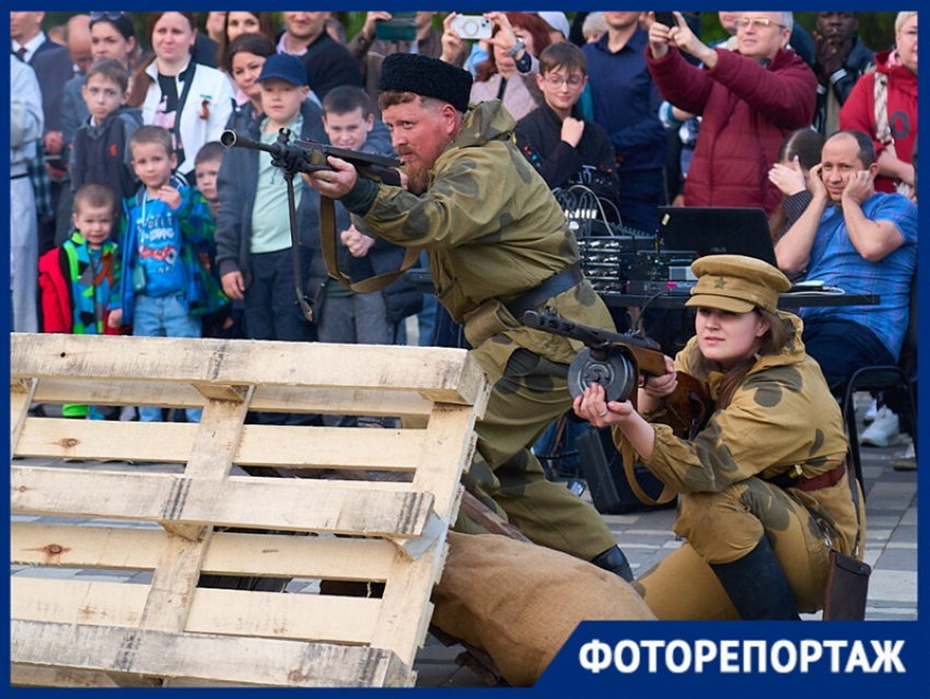 Вооружённые люди и стрельба: в Краснодаре воссоздали события Великой Отечественной войны