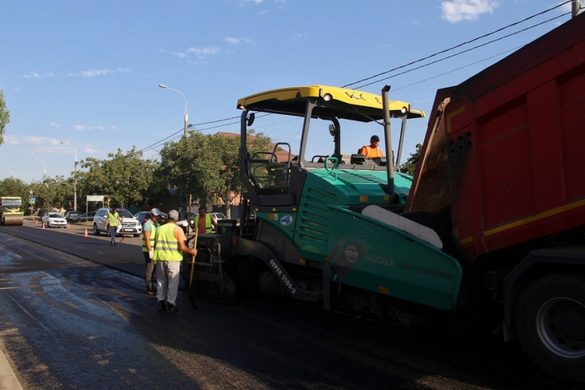 Улицу Адыгейская Набережная в Краснодаре отремонтируют раньше срока