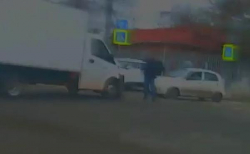 "Жестка оказалась": очевидцы сняли на видео аварию с «Кретой» в Краснодаре