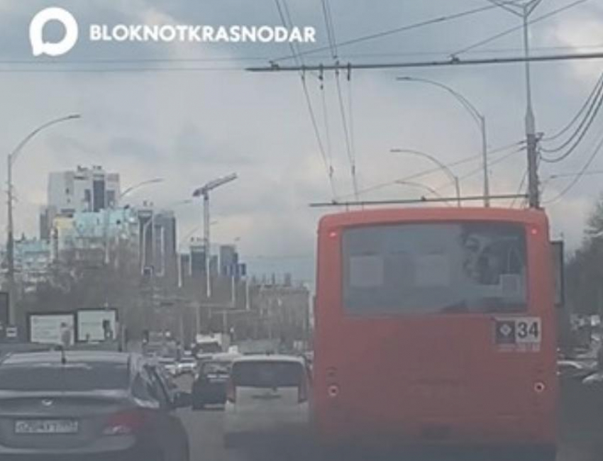 Едкий черный дым источает автобус в Краснодаре