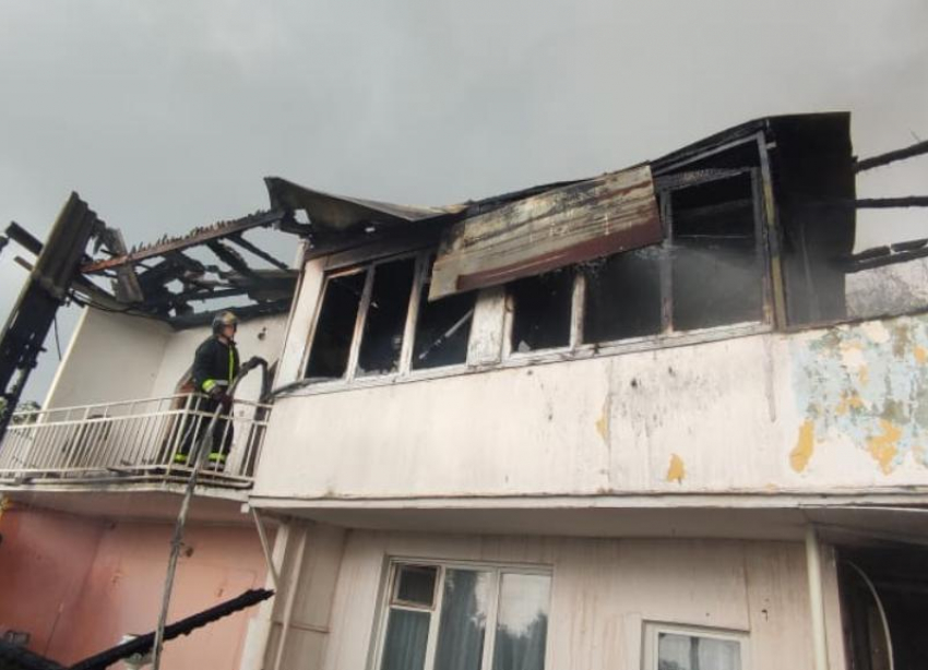 В Сочи сгорел частный дом в плотно застроенном районе