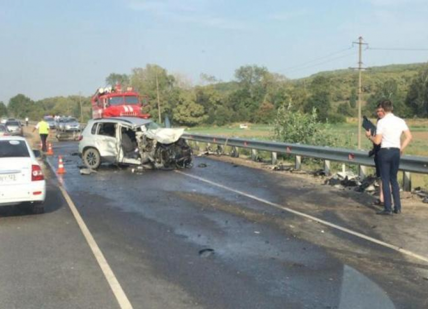 При столкновении иномарки и грузовика в Краснодарском крае пострадали два человека