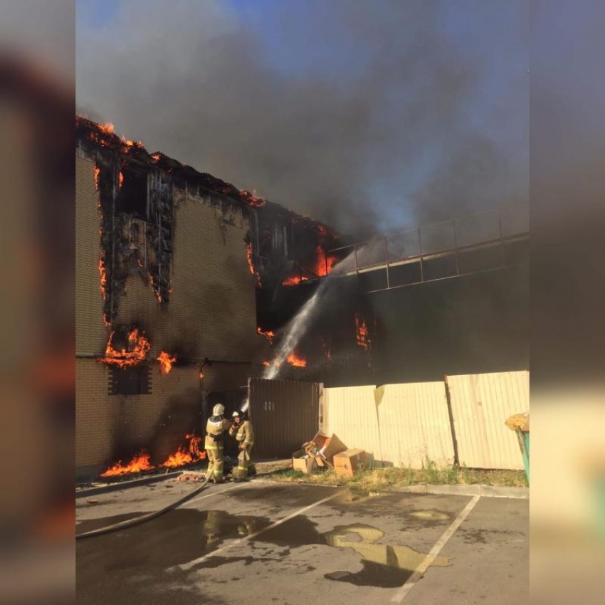 Трёхэтажное здание сгорело в Краснодарском крае 