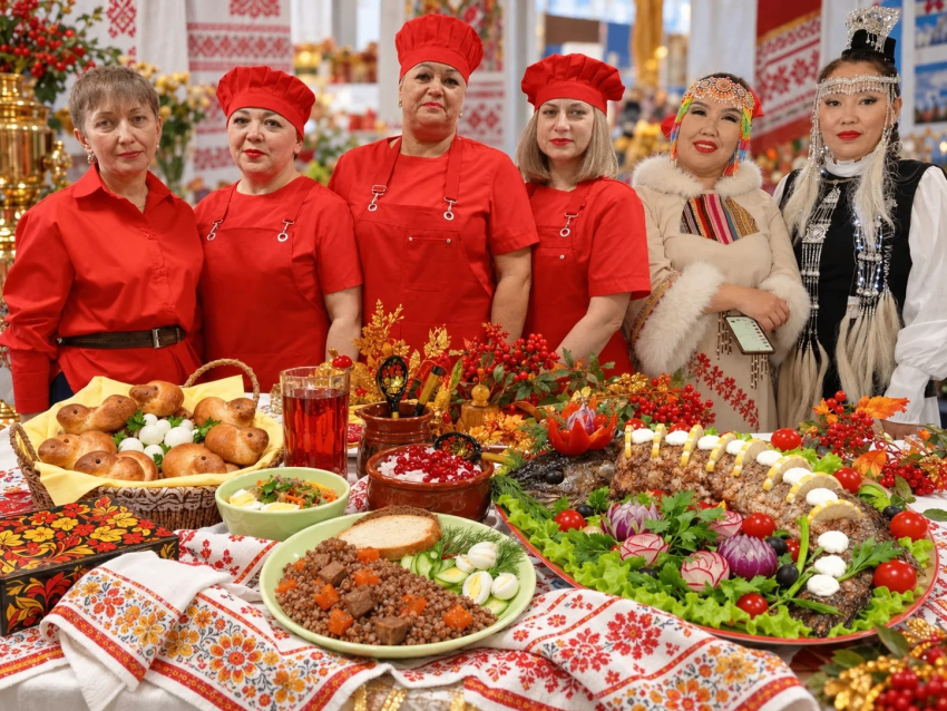 Бургеры, рыбки-пельмешки и сладкие шишки: 75 регионов показали в Краснодаре, чем кормят школьников