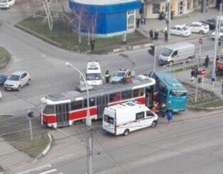  Трамвай с людьми протаранил маршрутку в Краснодаре 