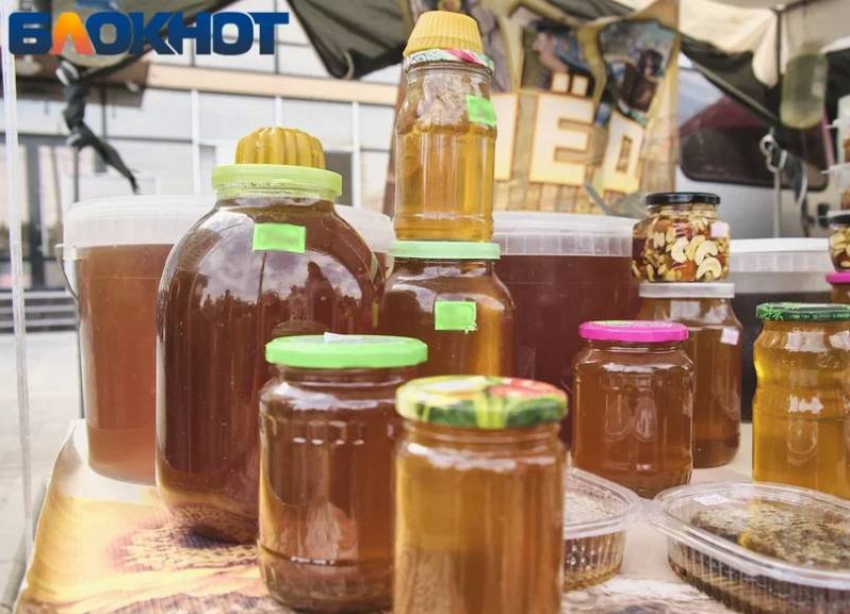 Свежий мёд и фрукты: в Краснодаре открылись ярмарки выходного дня