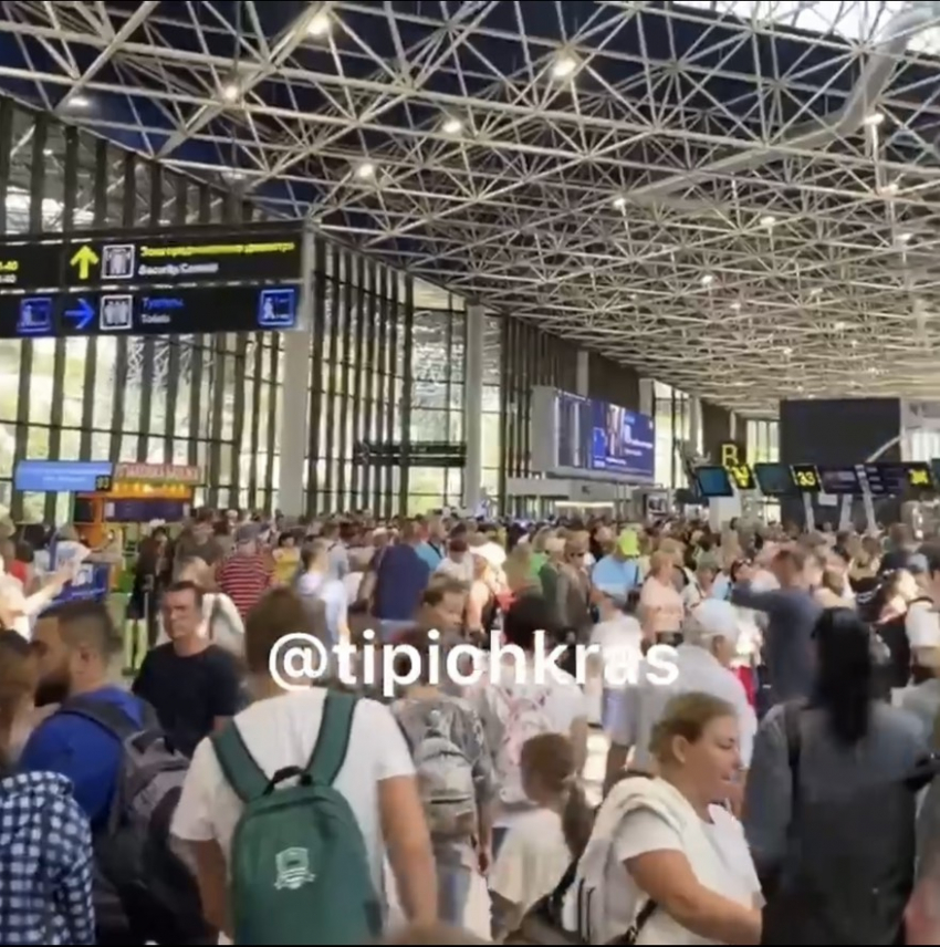 Туристы застряли в аэропорту Сочи из-за хакерской атаки на систему бронирования