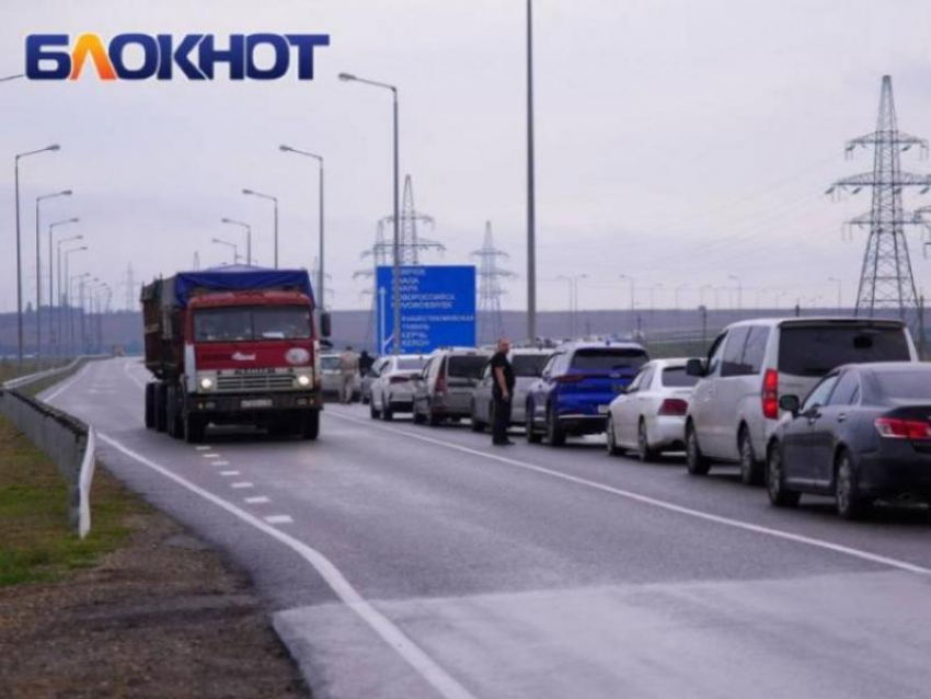 6-километровая пробка внезапно возникла перед Крымским мостом