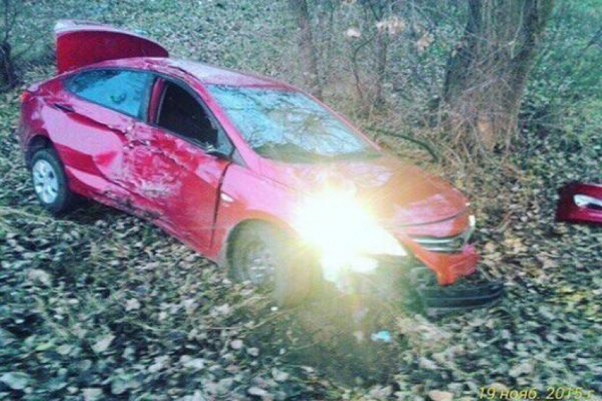 По дороге в Краснодар девушка на «Хундай Солярис» врезалась в два дерева