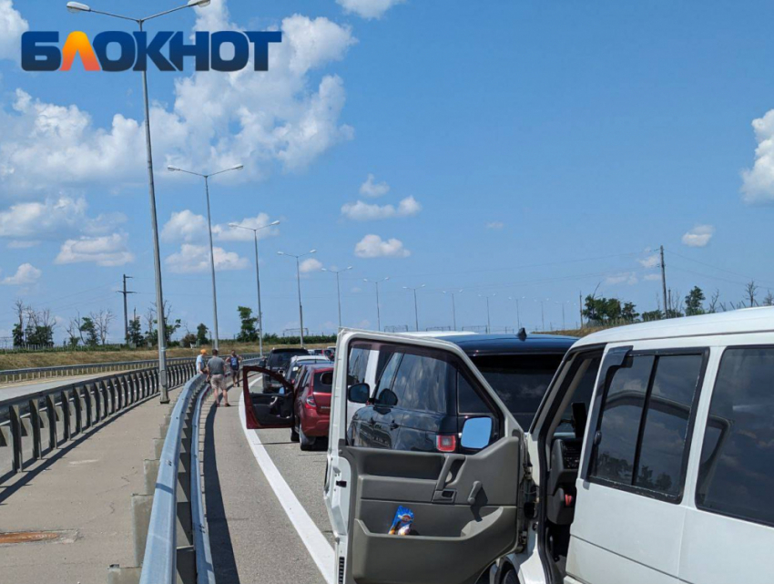 Крымский мост закрыли для проезда: образовались 10-километровые пробки