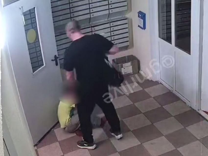 Агрессивное «воспитание» ребенка устроил мужчина под камерами в Краснодаре