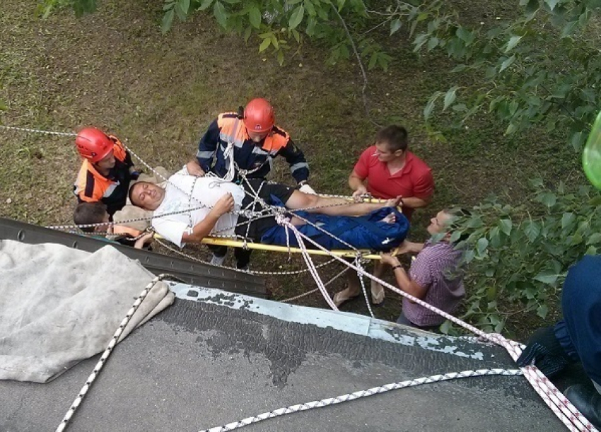 В Тихорецке мужчина прыгал с одной крыши на другую и сломал ногу 