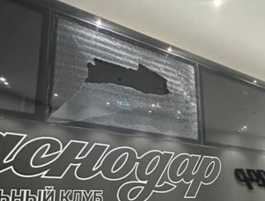 В Краснодаре ищут напавших на автобус ФК «Спартак» вандалов