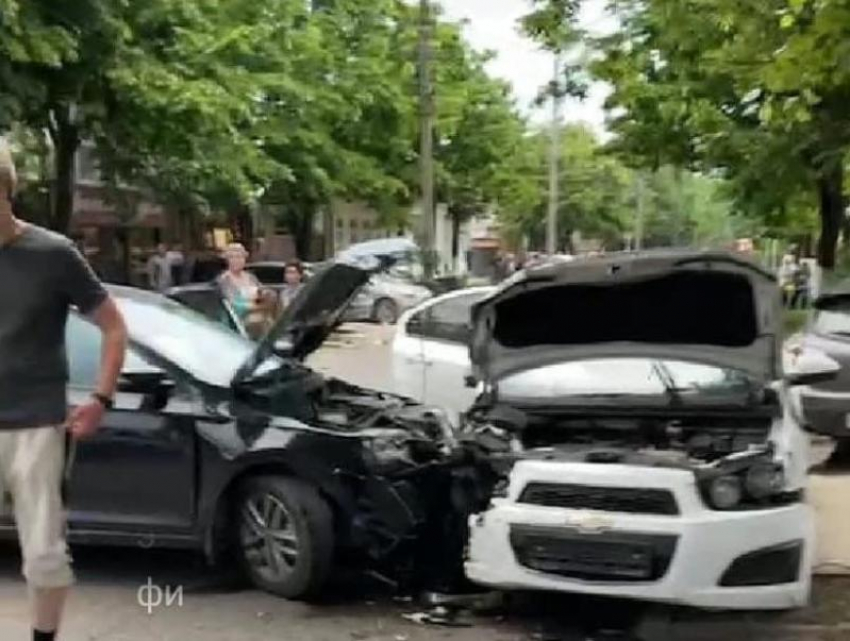 В Анапе пьяный 60-летний водитель выехал на встречку и протаранил пять машин
